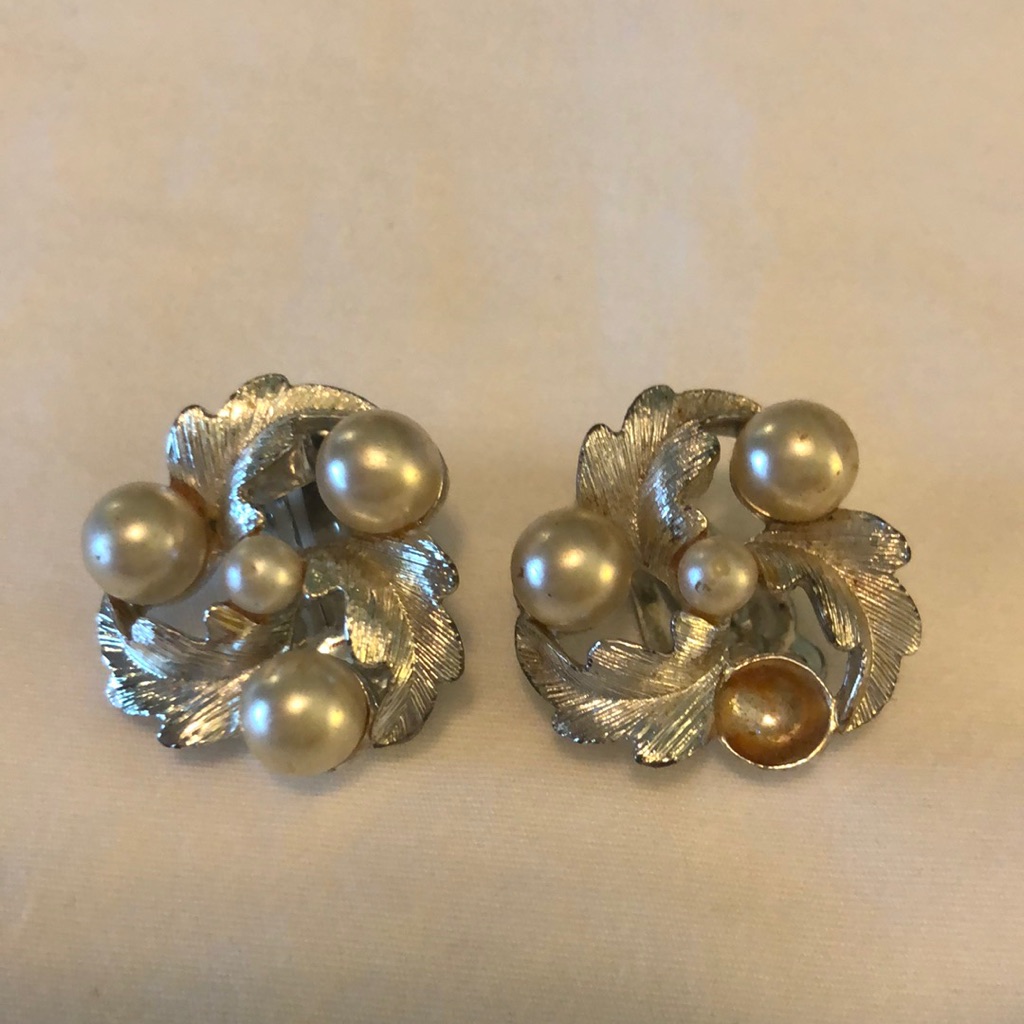 Vintage Lisner Clip Earrings Silver Tone 9$
